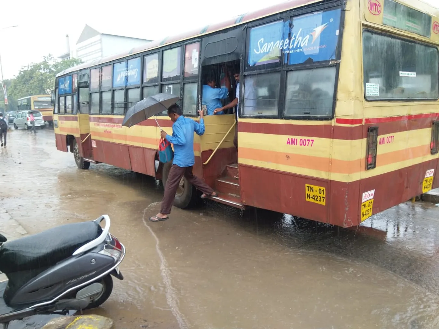 சென்னையில் இன்று காலை மழையுடன் துவங்கிய (படங்கள்)